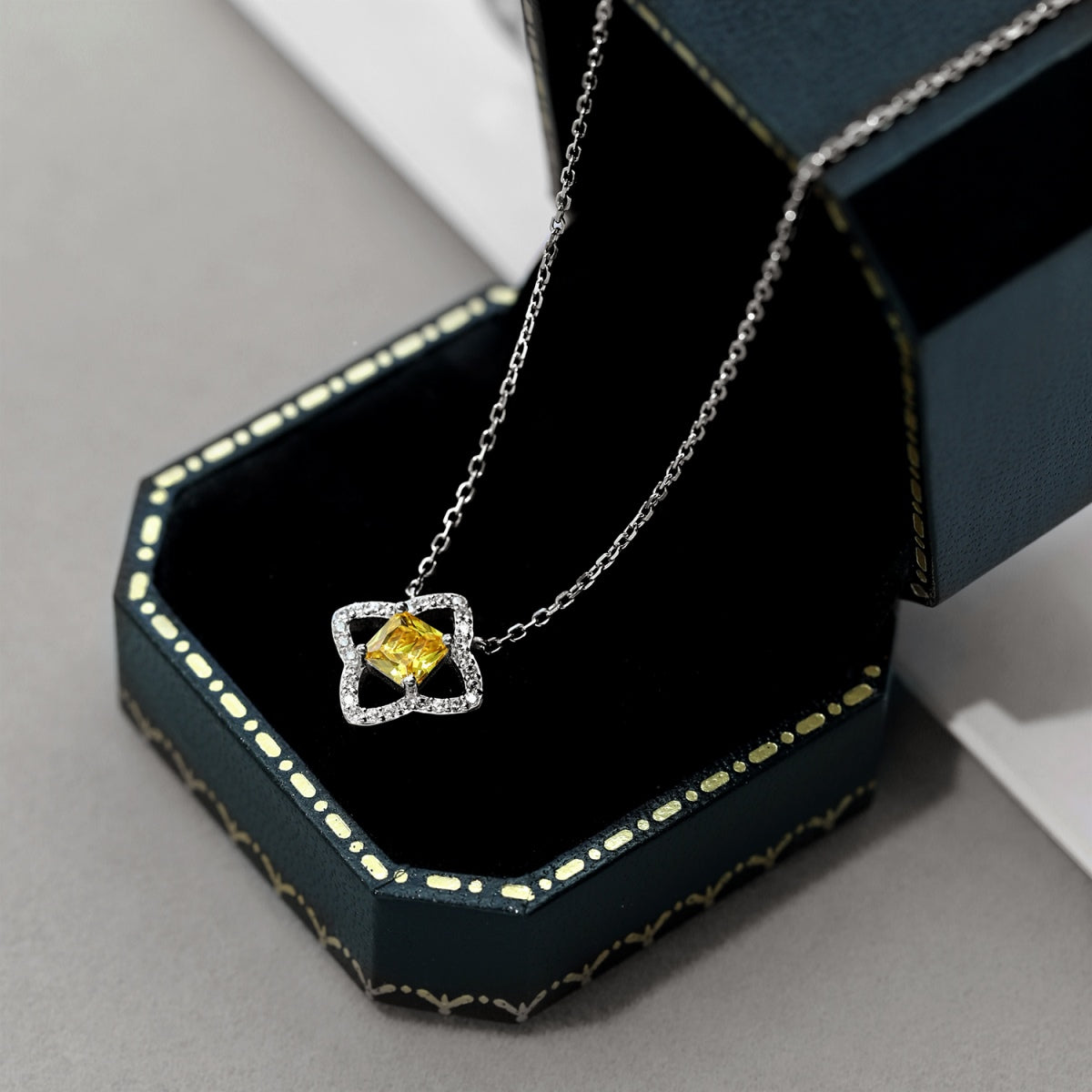 [Kincade Jewelrys]Exquisite Flower Shape Princess Cut Necklace