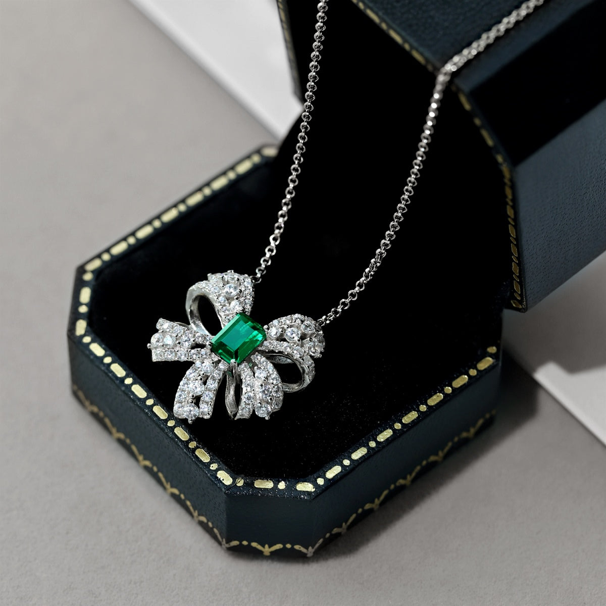 [Kincade Jewelrys]Luxurious Flower Shape Emerald Cut Necklace