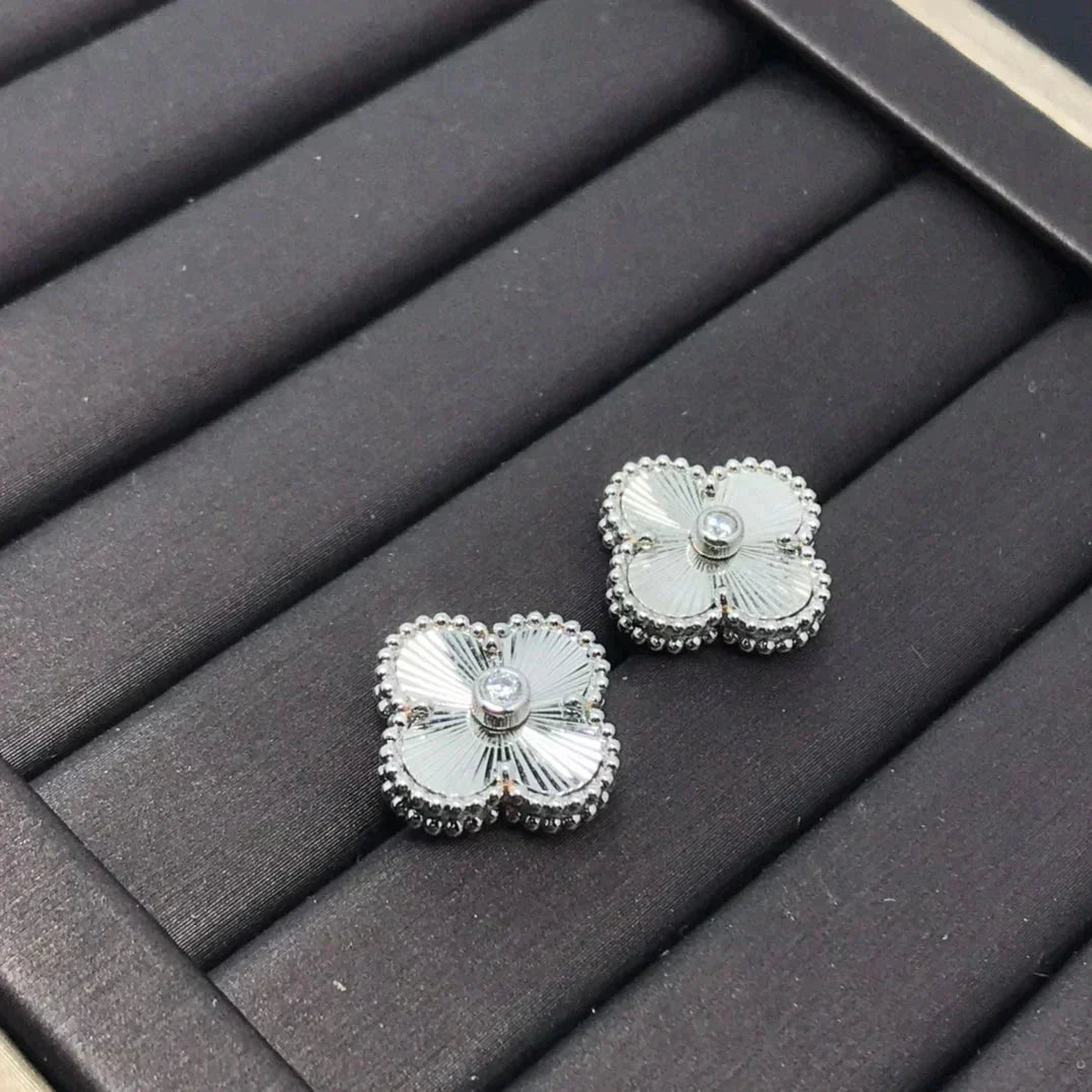 [Kincade Jewelrys]CLOVER MINI 9.5MM LASER EARRINGS
