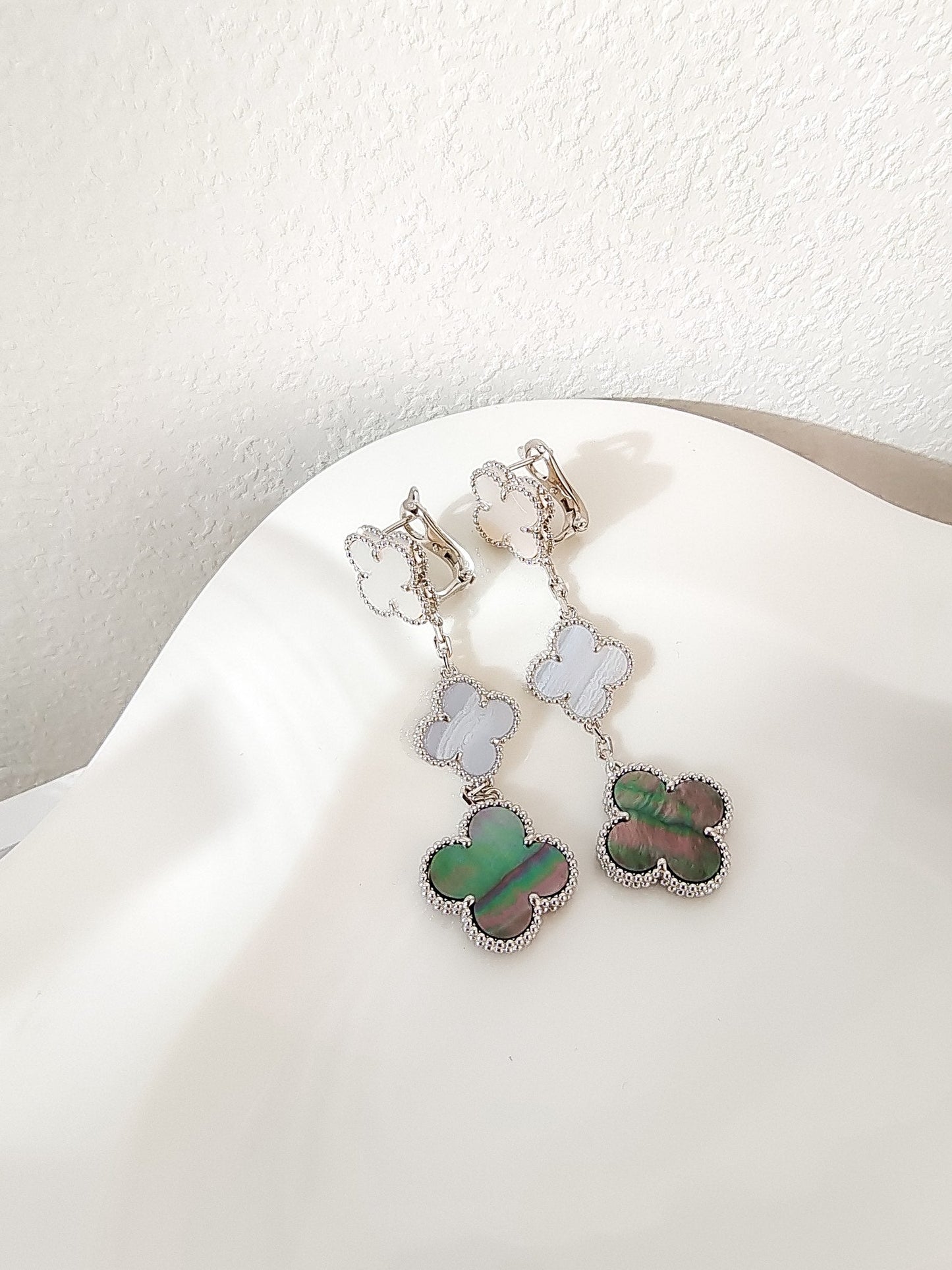 [Kincade Jewelrys]CLOVER 3 MOTIFS CHALCEDONY DARK MOP SILVER EARRINGS