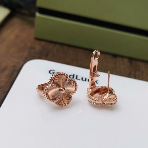 [Kincade Jewelrys]CLOVER MEDIUM STUD EARRINGS