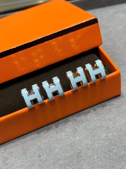 [Kincade Jewelrys]POP H SKY BLUE STUD EARRINGS