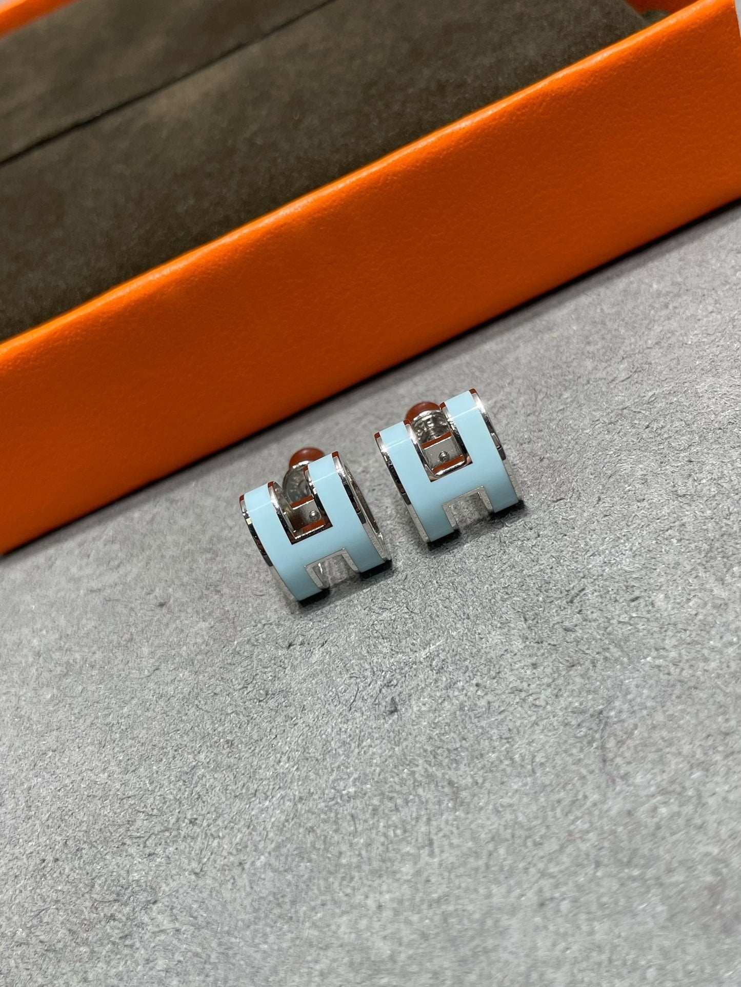 [Kincade Jewelrys]POP H SKY BLUE STUD EARRINGS