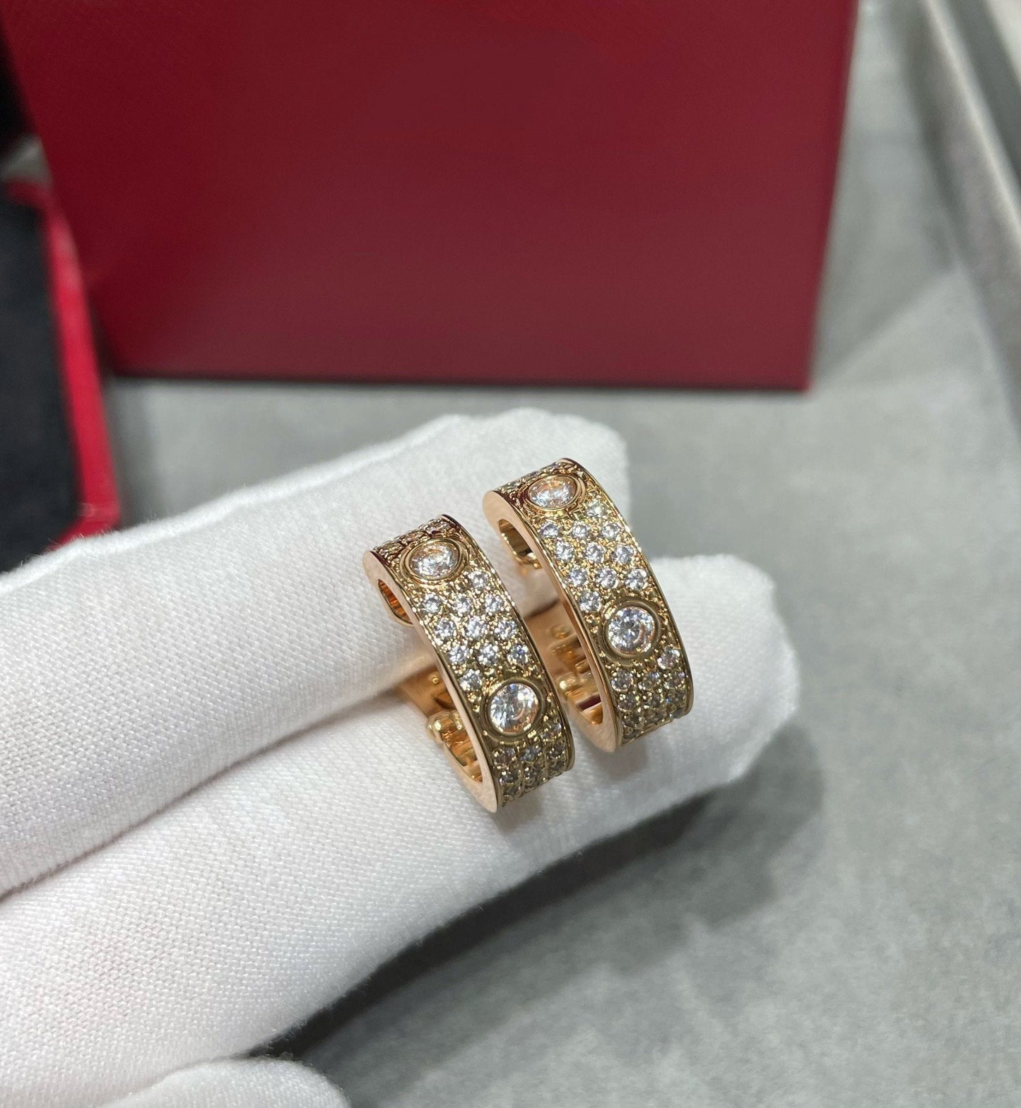 [Kincade Jewelrys]LOVE 5.5MM DIAMOND PAVED EARRINGS