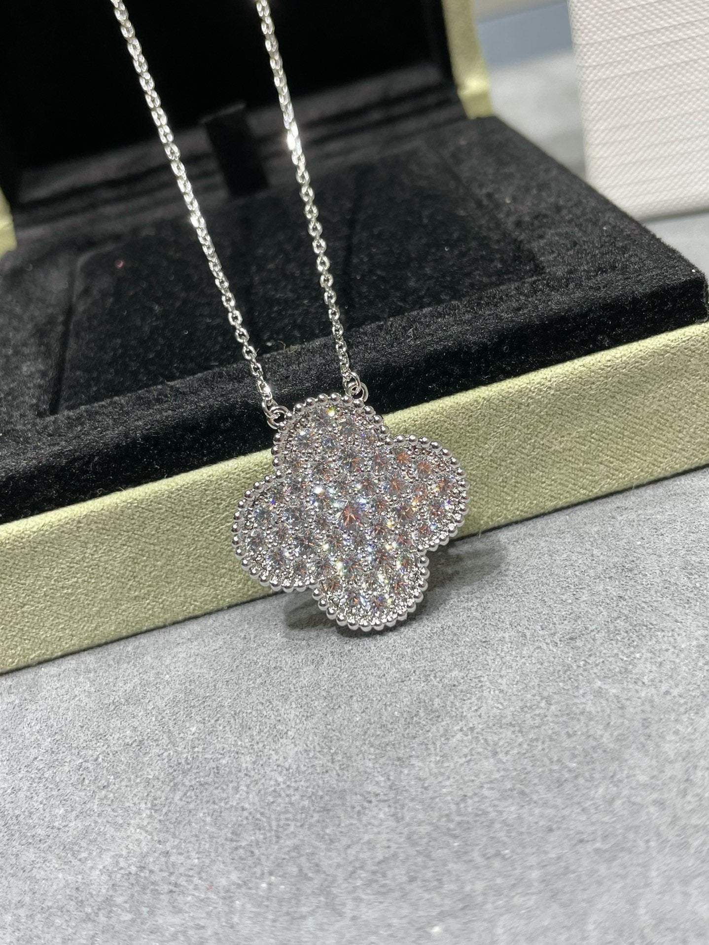 [Kincade Jewelrys]CLOVER 25MM LARGE PENDANT DIAMOND PAVED SILVER NECKLACE