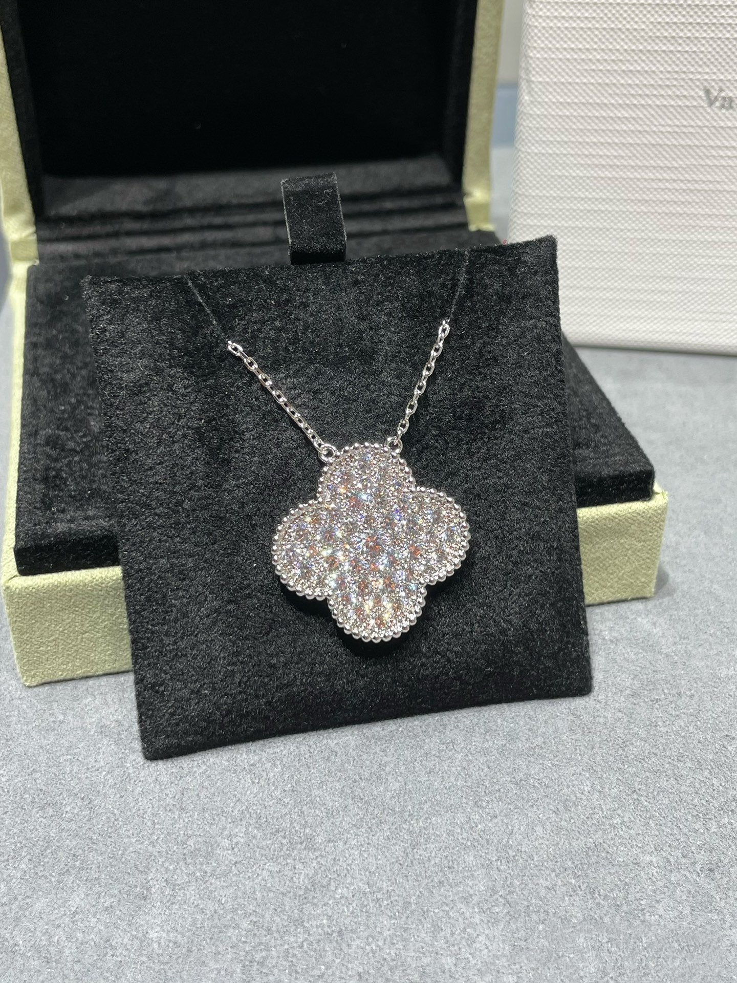 [Kincade Jewelrys]CLOVER 25MM LARGE PENDANT DIAMOND PAVED SILVER NECKLACE