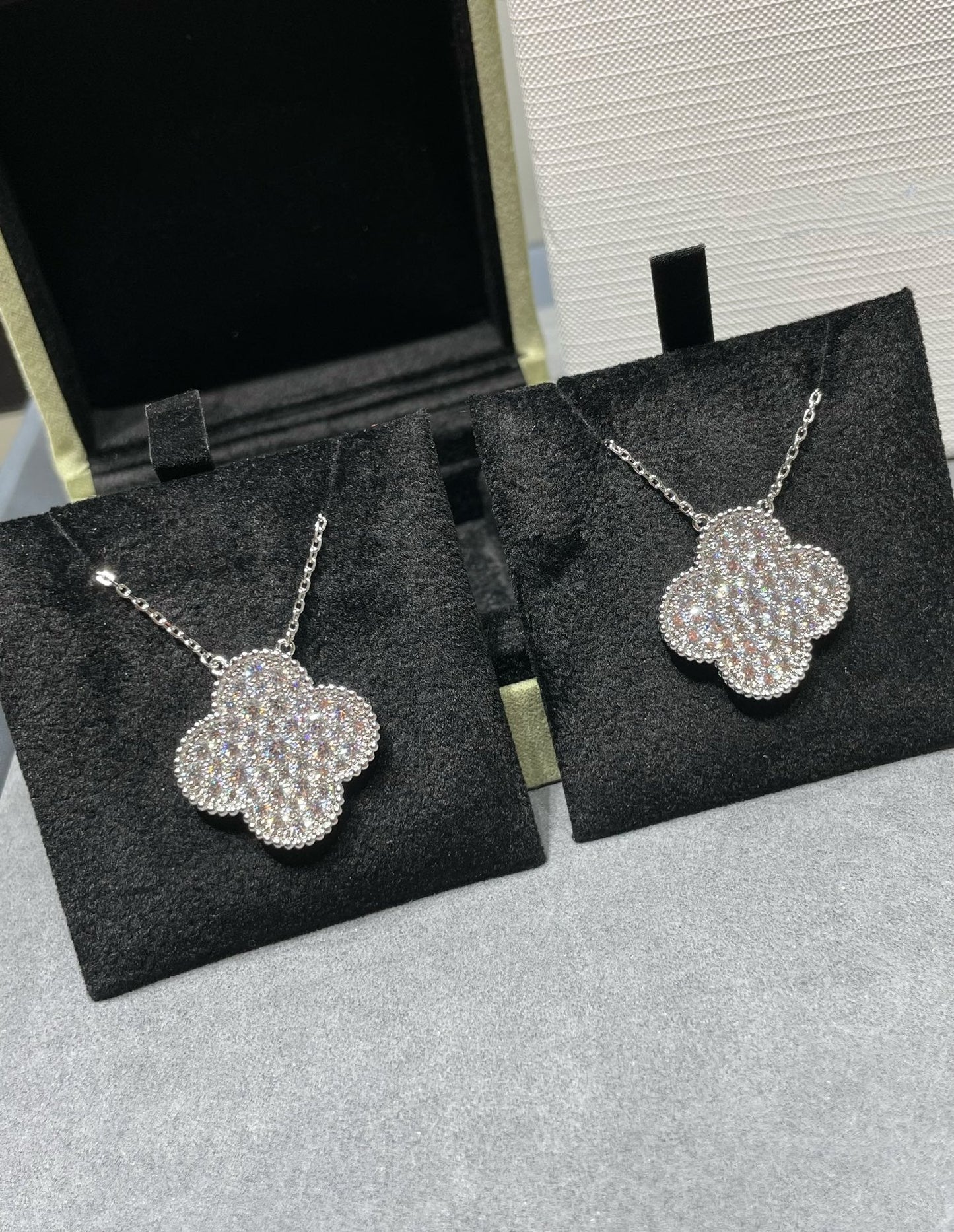 [Kincade Jewelrys]CLOVER 25MM LARGE PENDANT DIAMOND PAVED SILVER NECKLACE