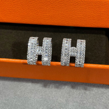 [Kincade Jewelrys]H STUD EARRINGS WITH SILVER DIAMONDS
