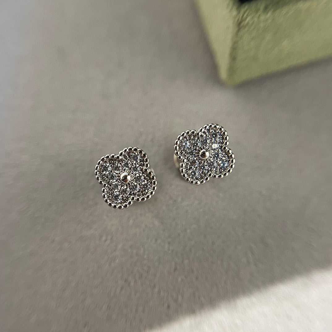 [Kincade Jewelrys]CLOVER MINI DIAMOND STUD EARRINGS
